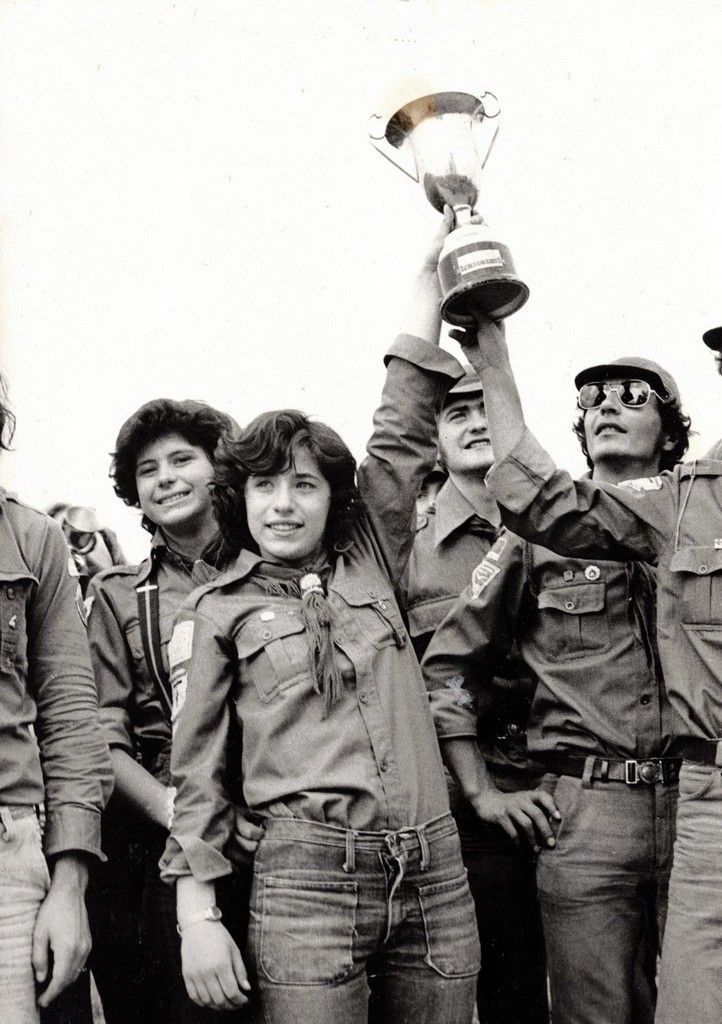 Taborniki, dva držita v rokah pokal.