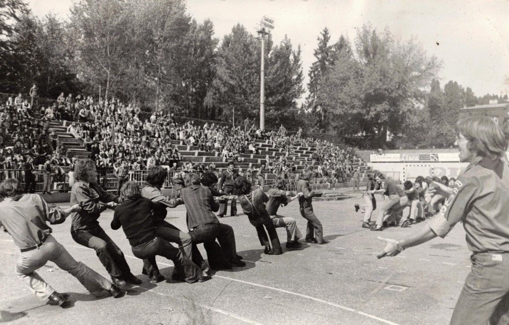 Taborniki tekmujejo v vleki vrvi.