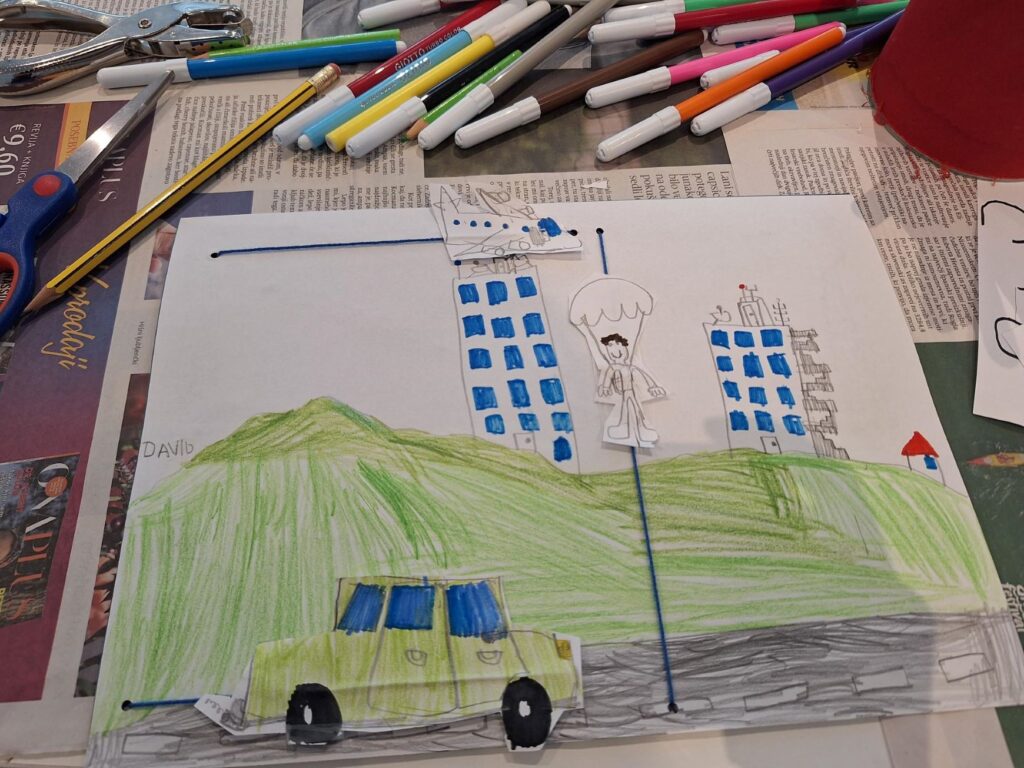 Otroška risba, avtomobil in stavbe.