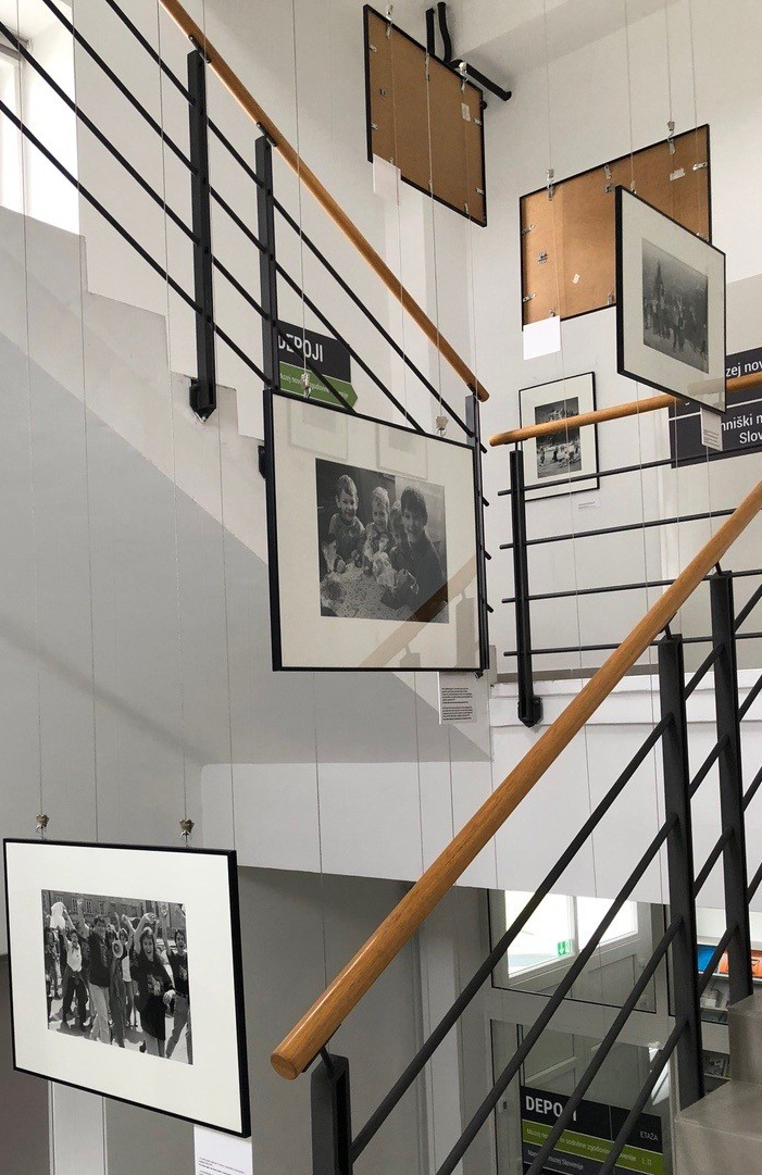 Razstava na stopnišču.