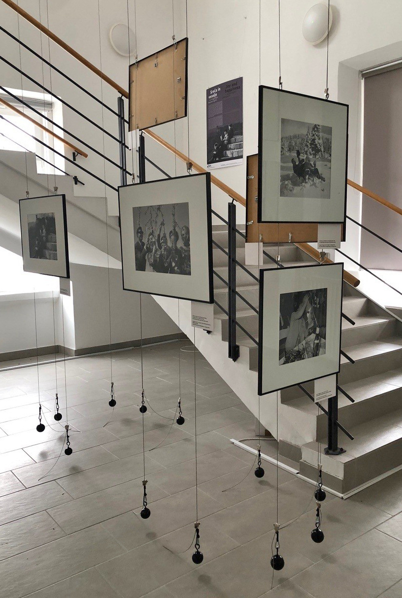 Razstava na stopnišču.