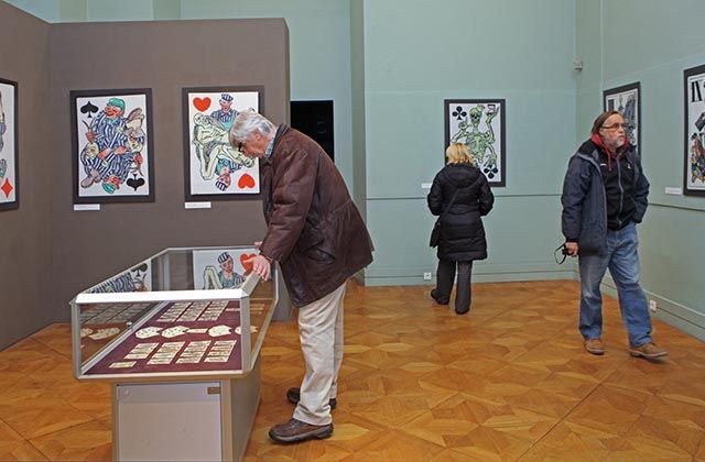 Obiskovalci na razstavnem prostoru.