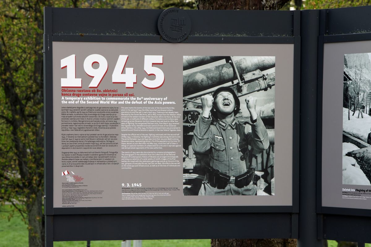 Razstava pred muzejem.