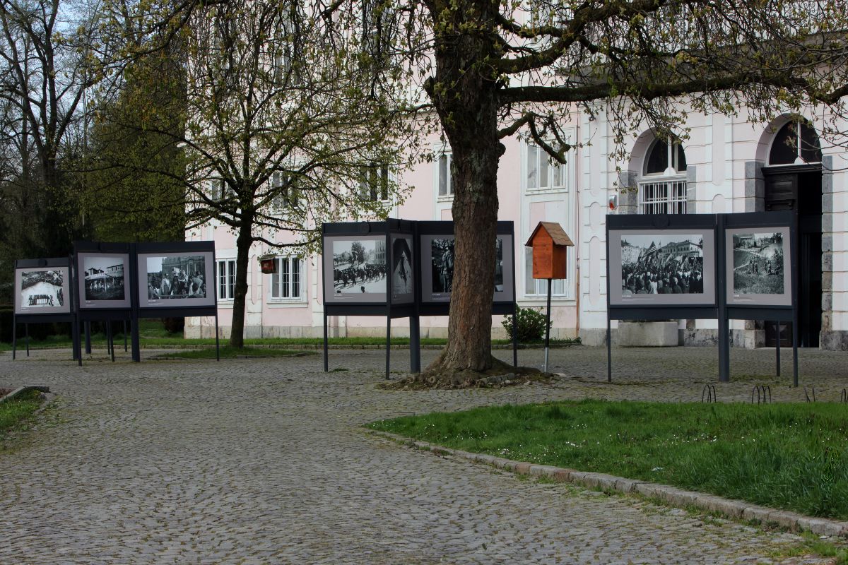 Razstava pred muzejem.