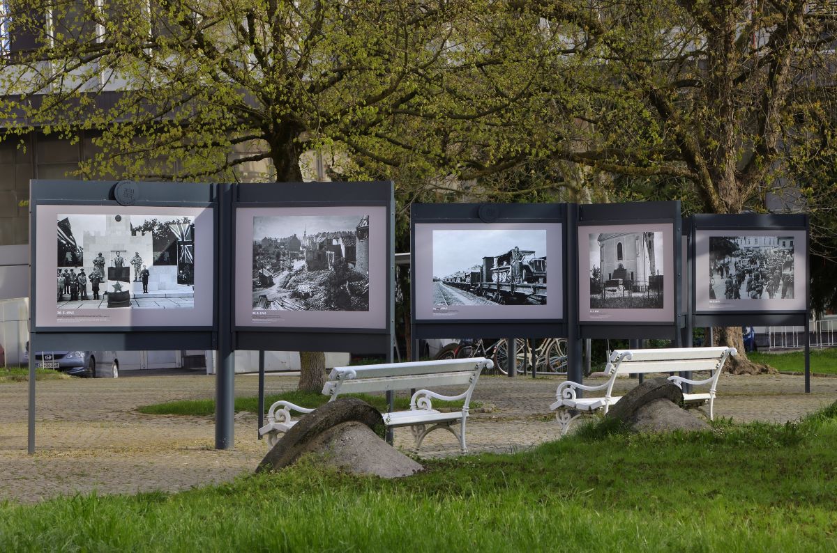 Razstava pred muzejem.