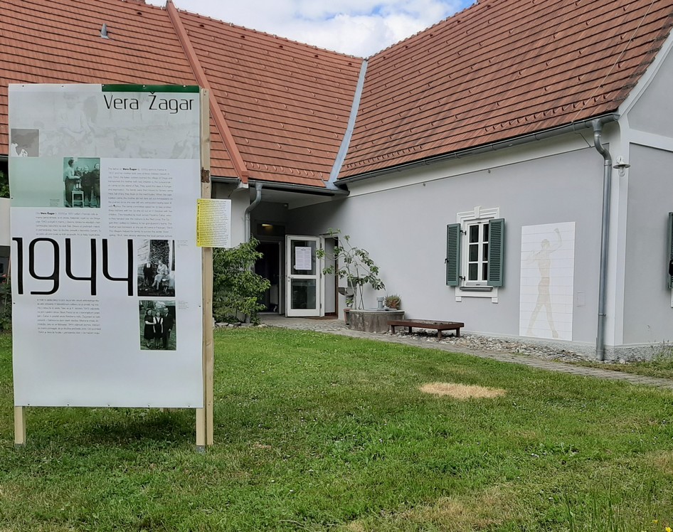 Razstava na vrtu Pavlove hiše.