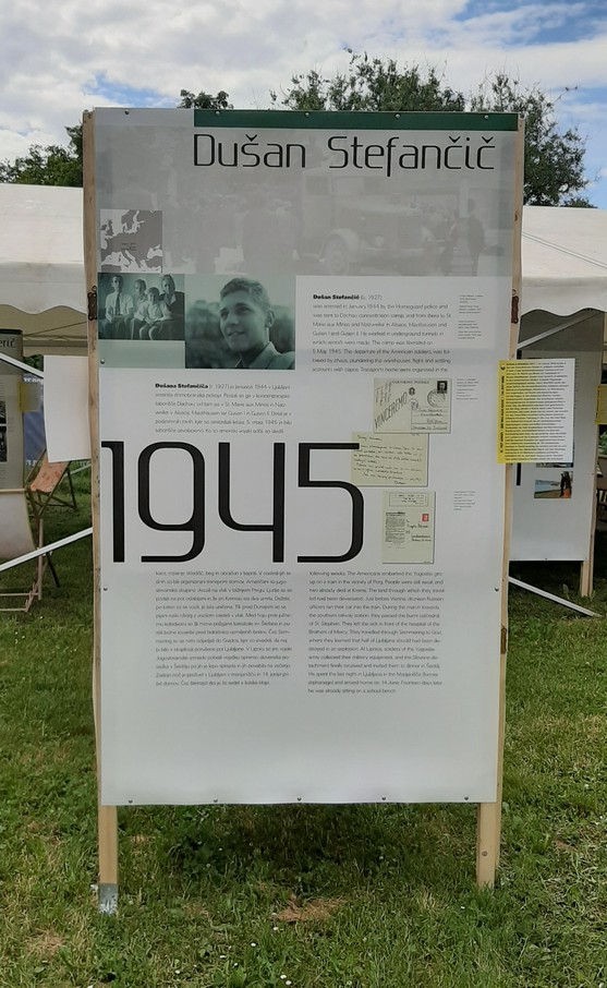 Razstava na vrtu Pavlove hiše.