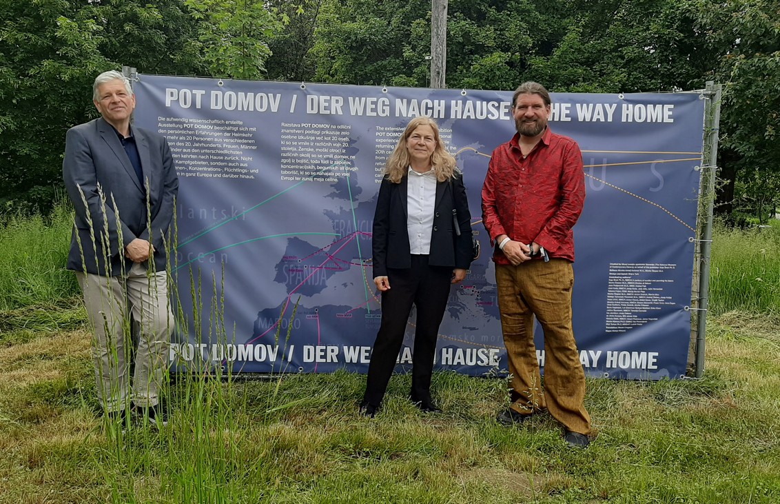 Avtorja razstave pri panoju razstave