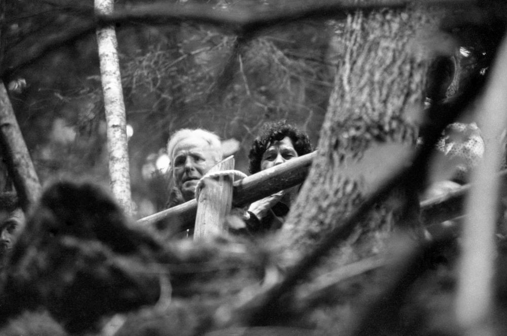 Moški in ženska zreta v grobišče.