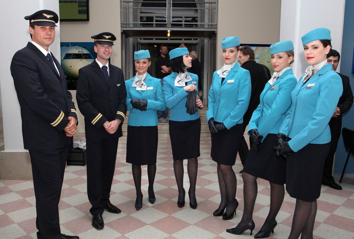 Pilota in stevardese, skupinska fotografija.