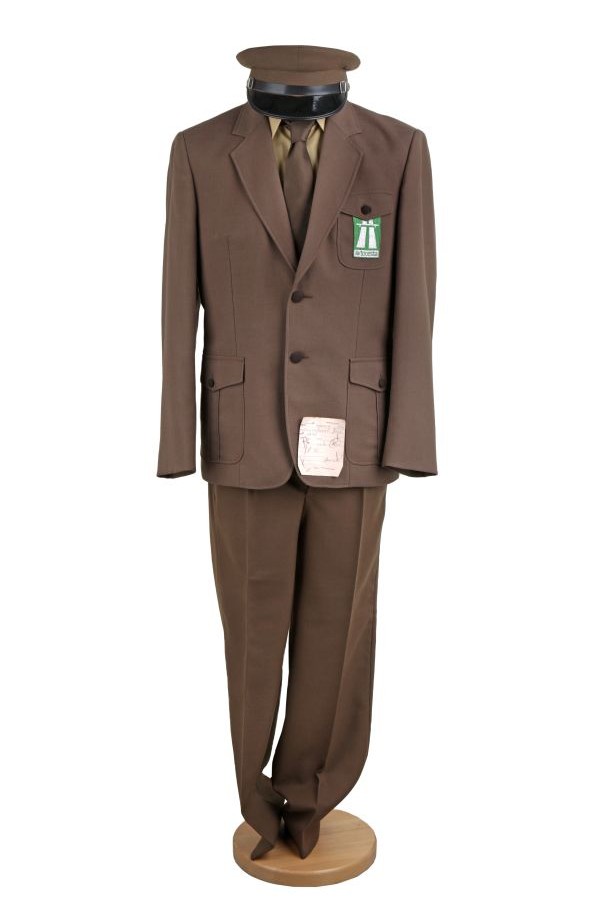 Komplet obleke cestninarja s hlačami, suknjičem in kapo.