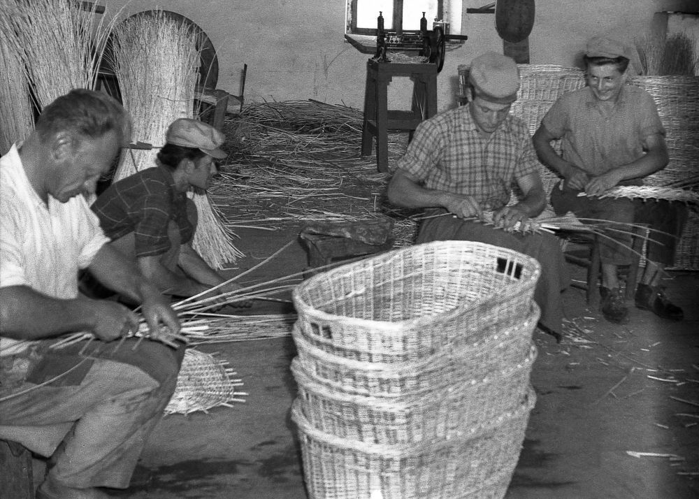 Moški pletejo košare.