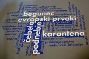 Besede, izpisane na razstavi. 