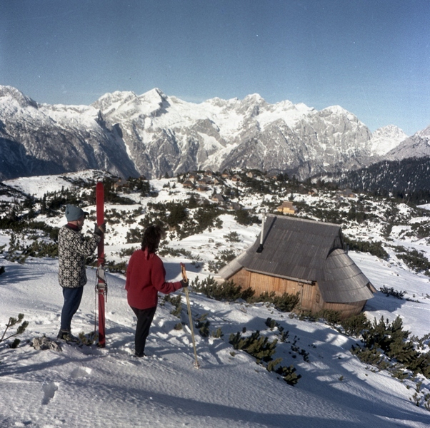 Osebi zreta na naselje, obdano z gorami.