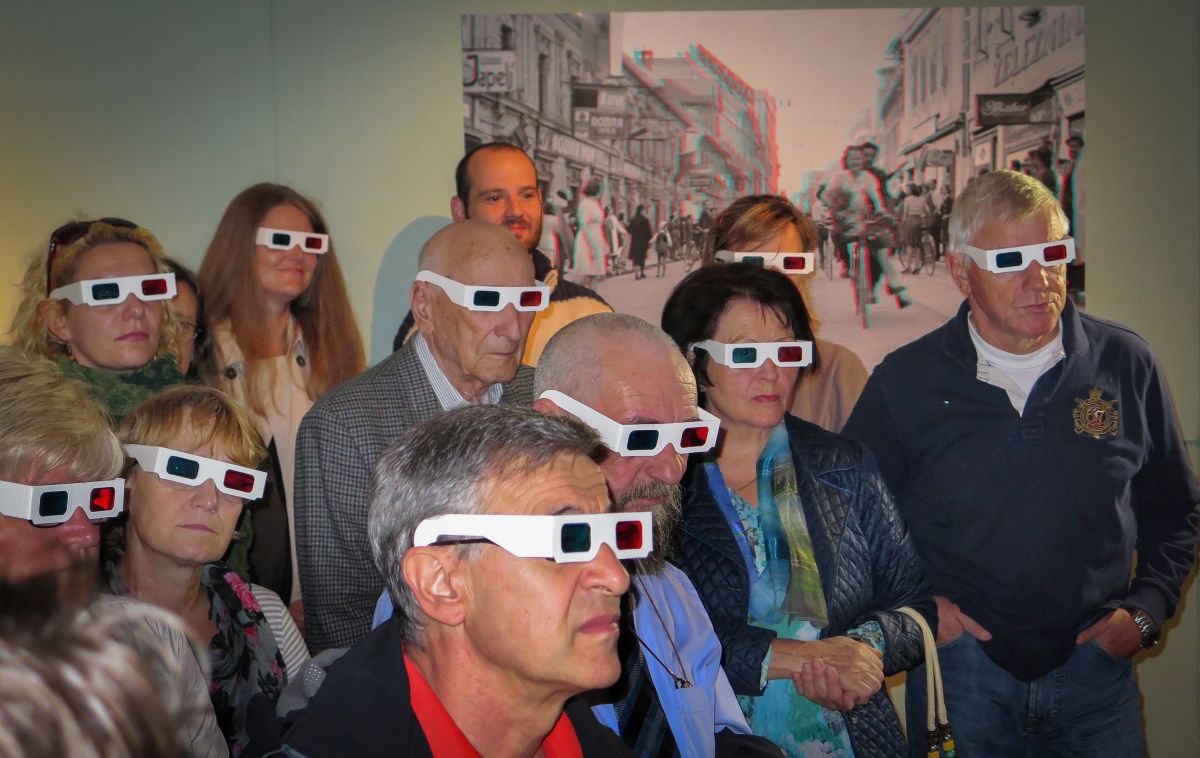 Obiskovalci razstave.