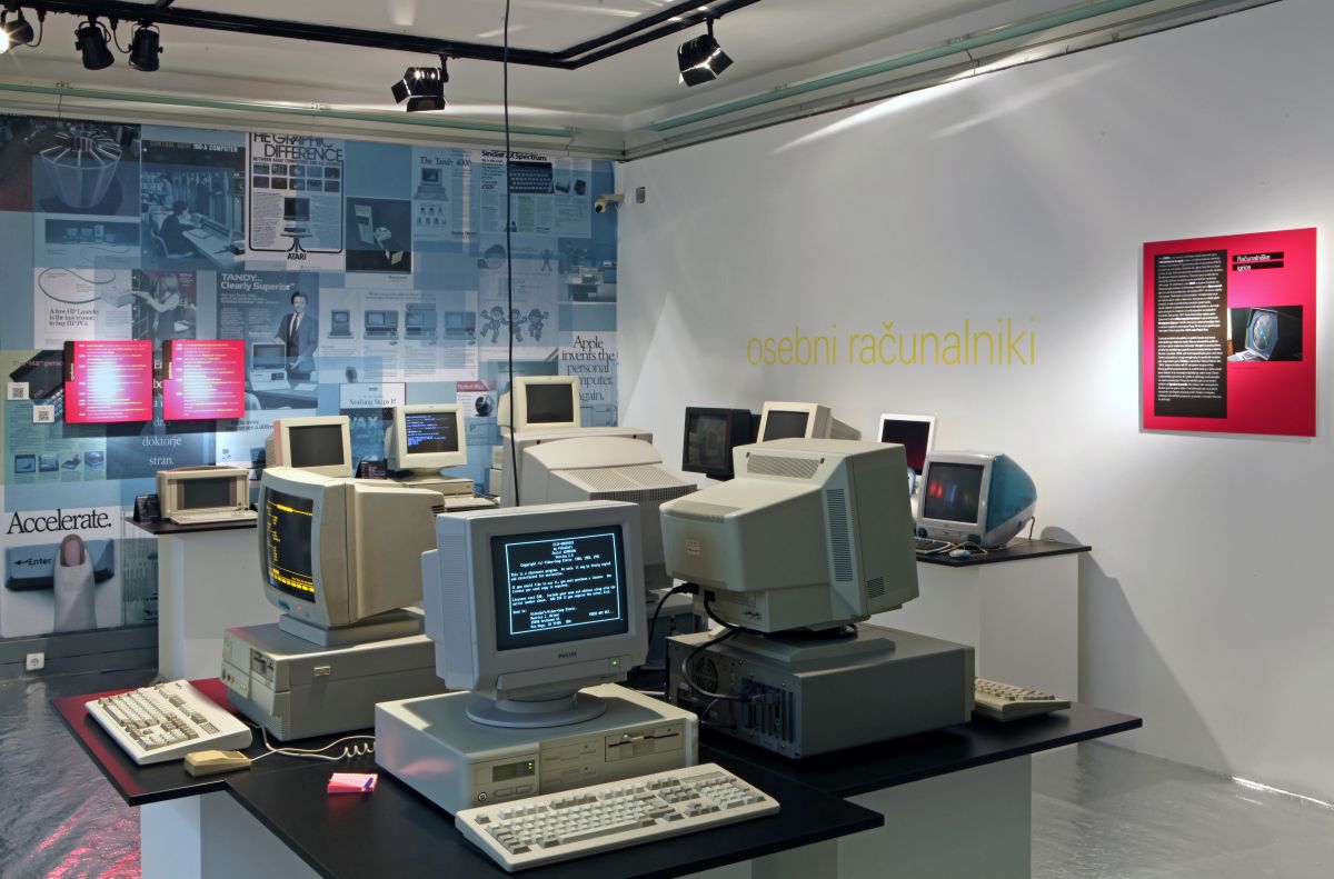 Računalniki na razstavi.