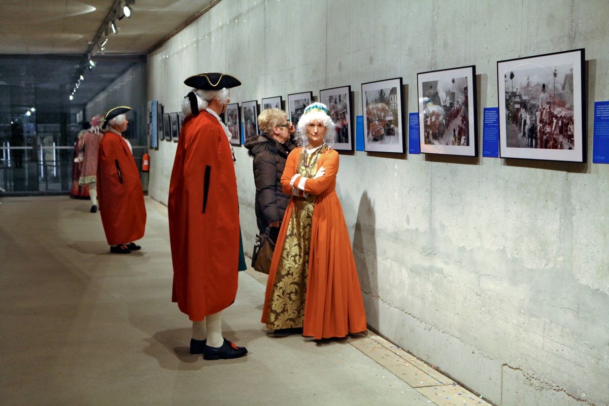 Pustne maske na razstavi.