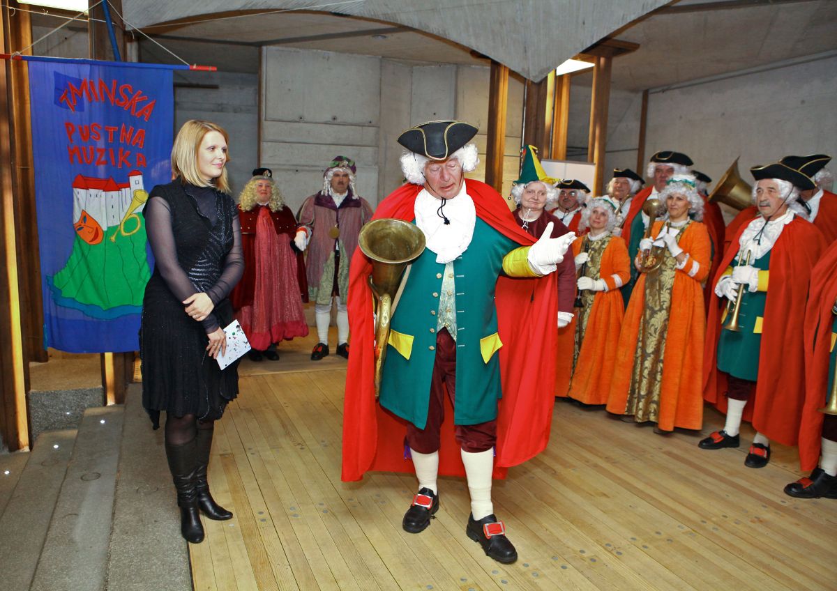 Pustne maske na razstavi.