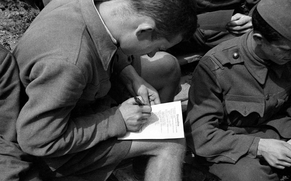 Moški izpolnjuje volilni listič. 