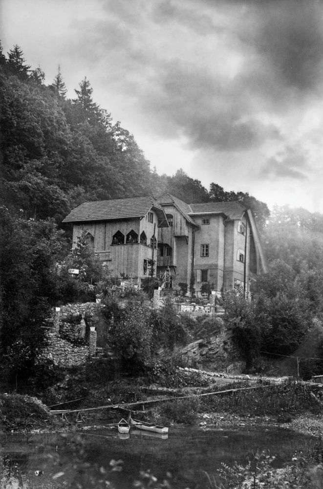 Stavba nad kopališčem.