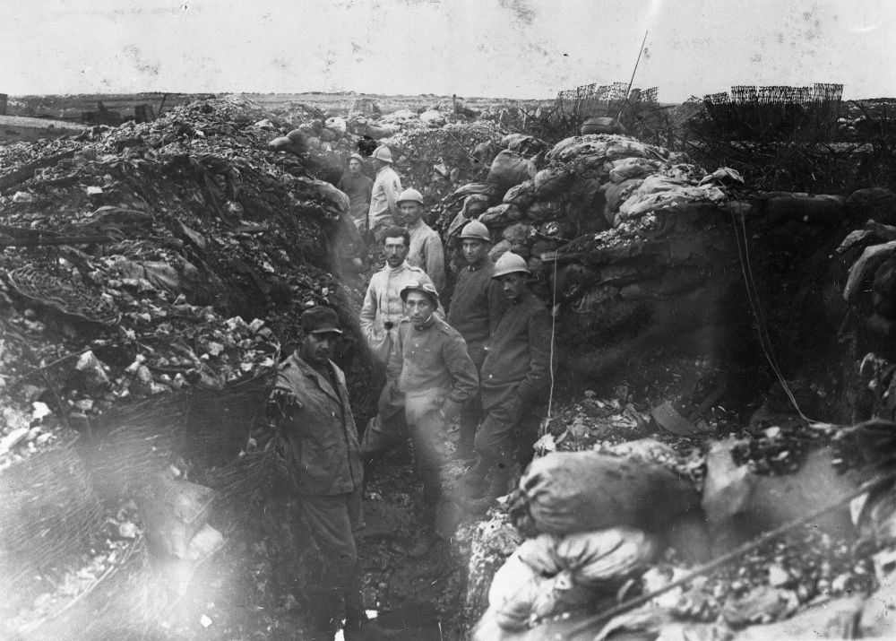 Vojaki v strelskem jarku.