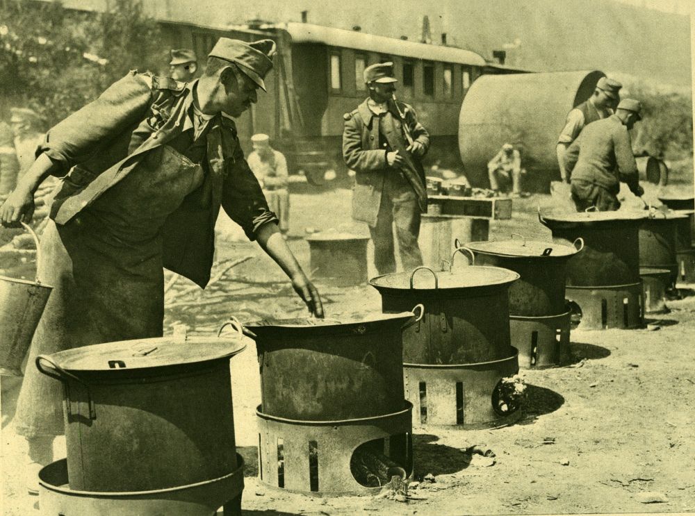 Vojaki kuhajo v kotlih.