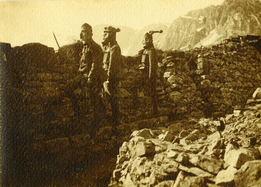 Trije vojaki nosijo plinsko masko.