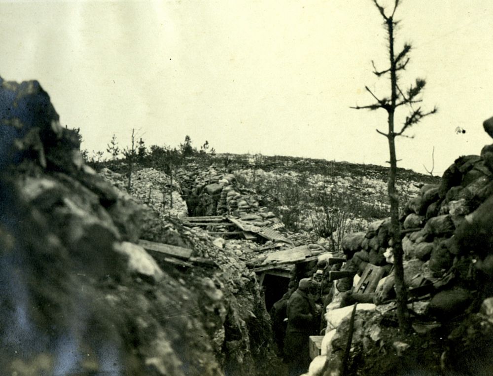 Strelski jarek, v njem so vojaki.