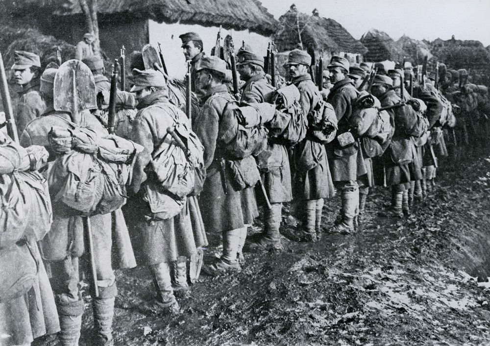 Vojaki stojijo v vrsti.