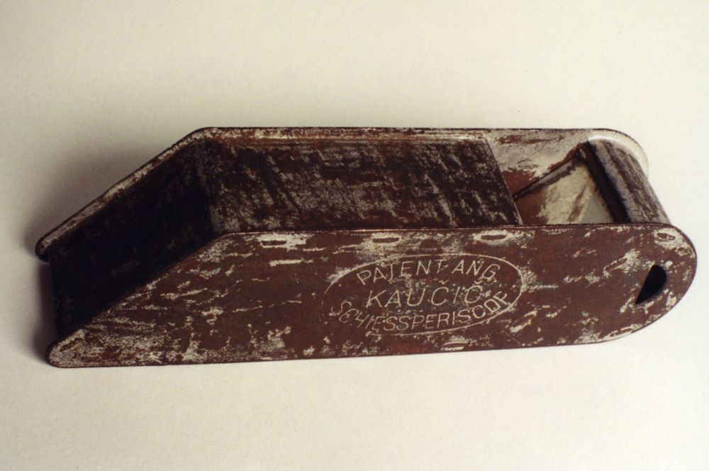 Strelski periskop z napisom "Patent ang. Kaučič Schiessperscop"