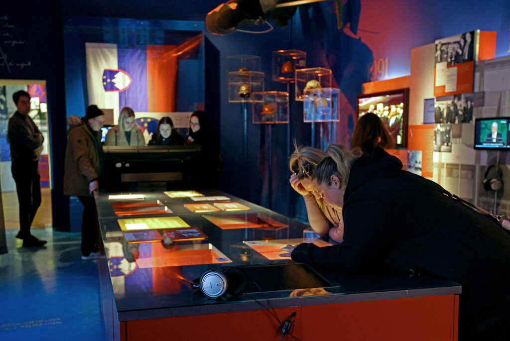 Obiskovalci na stalni razstavi