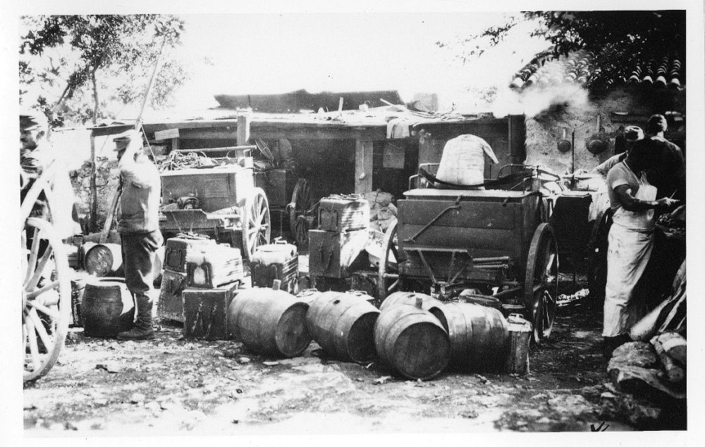 Sodi na tleh ob kočijah.