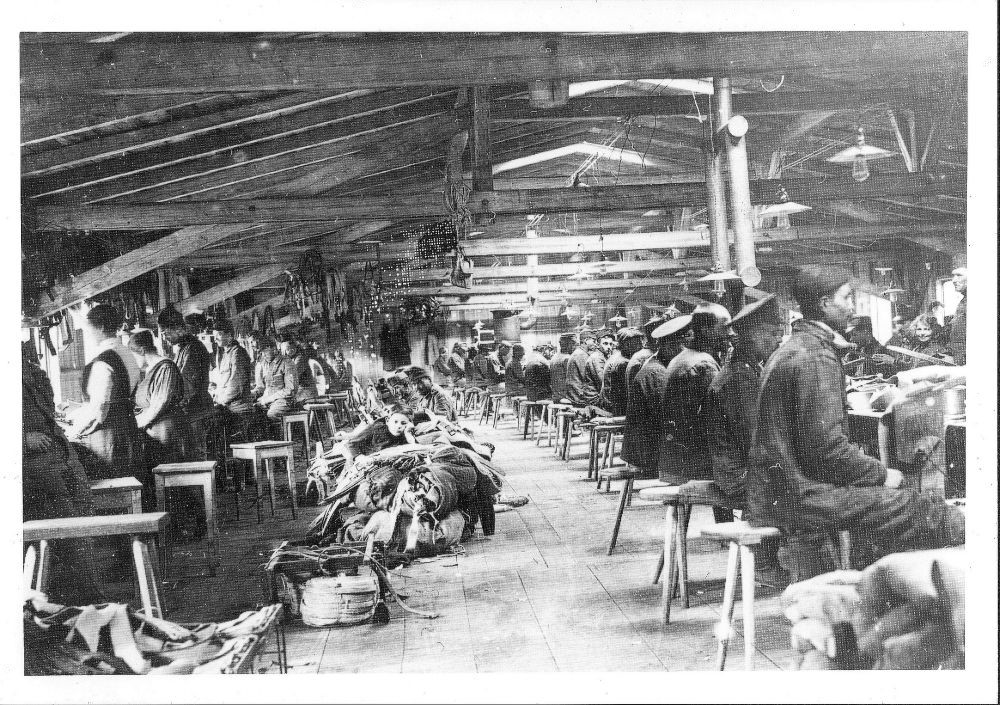 Delavci v sedlarski delavnici.