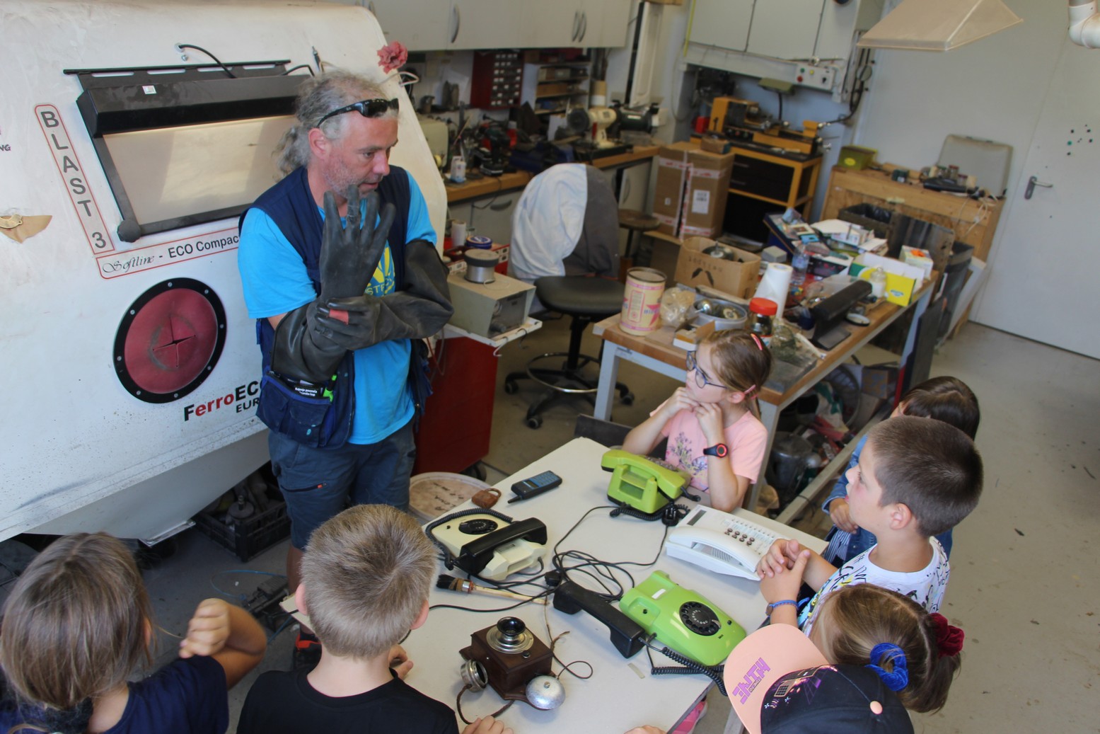 Otroci v restavratorski delavnici.