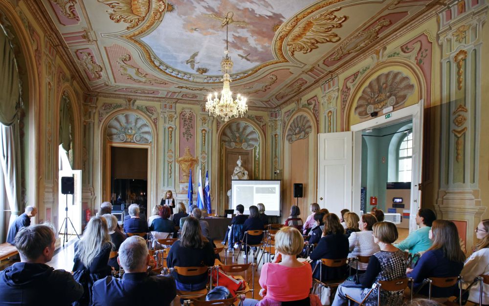 Občinstvo v dvorani.