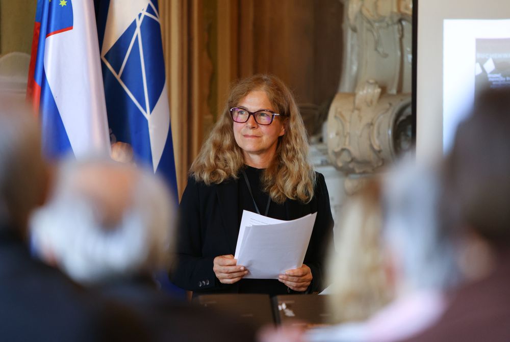 Ženska med govorom.