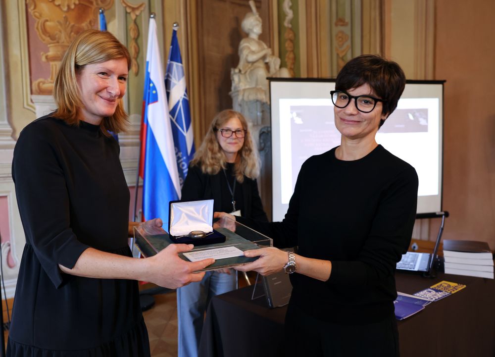 Direktorici med predajo ure.