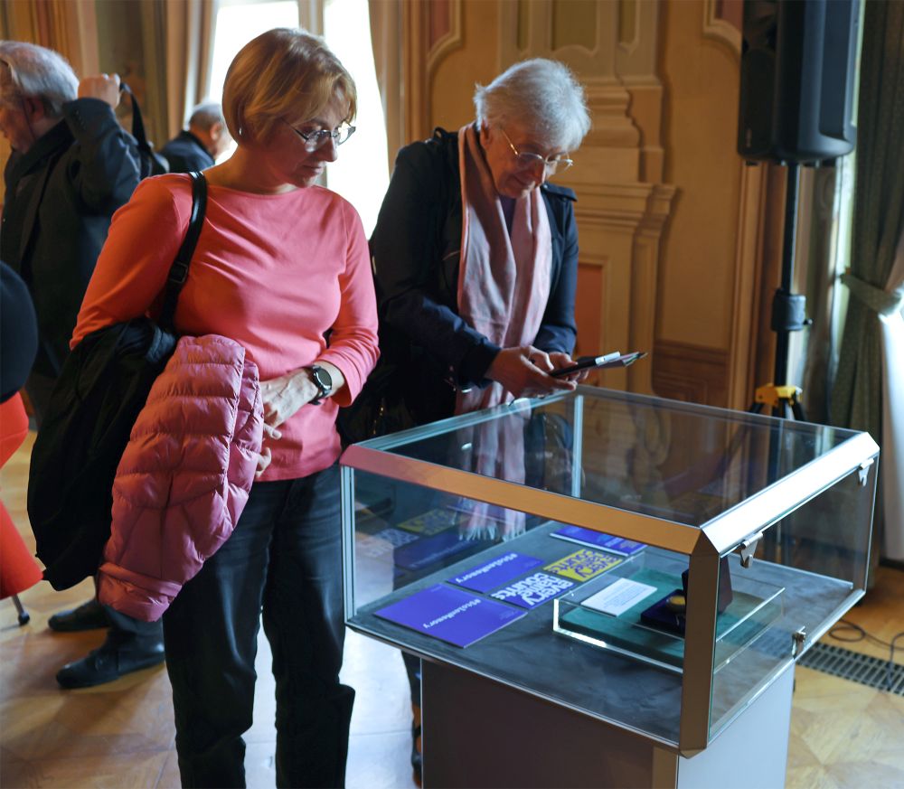 Osebi si ogledujeta vitrino.