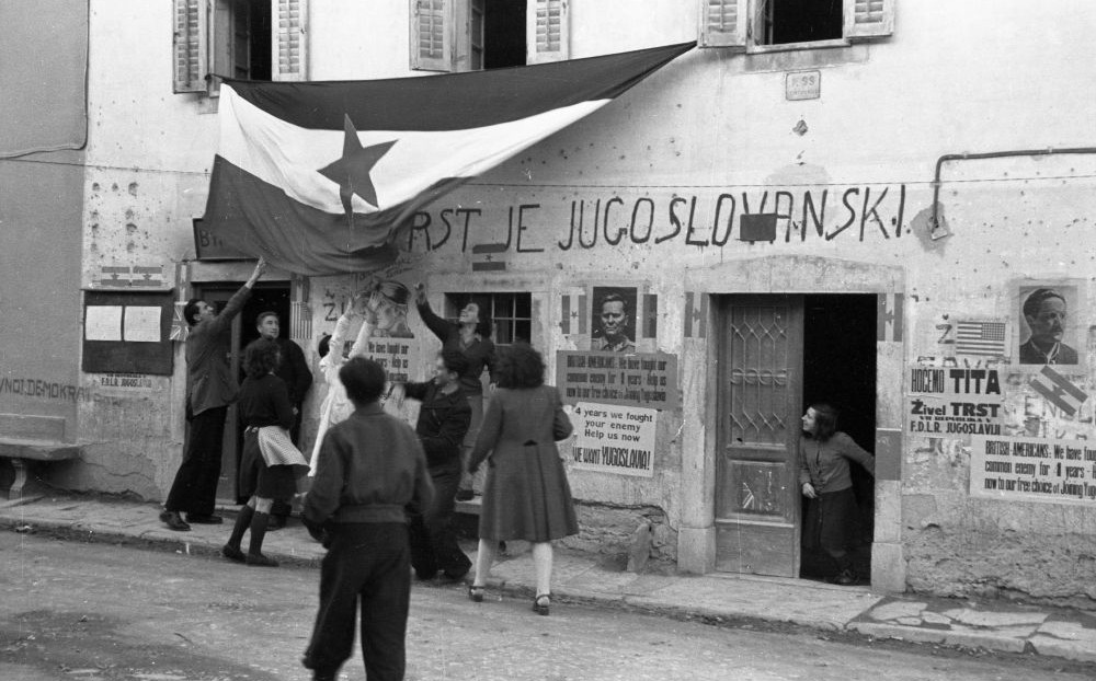 Hiše z parolami in Jugoslovansko zastavo.