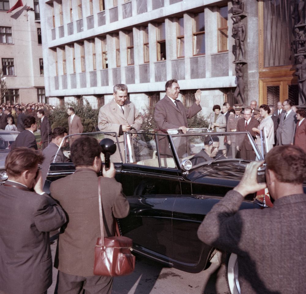 Brežnjev stoji v avtomobilu brez strehe. 