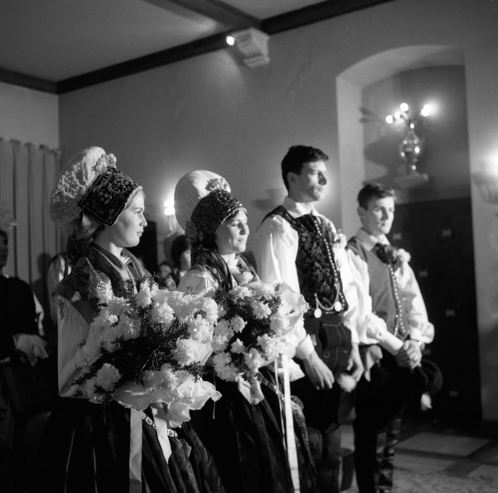 Dve ženski in dva moška v narodnih nošah. 