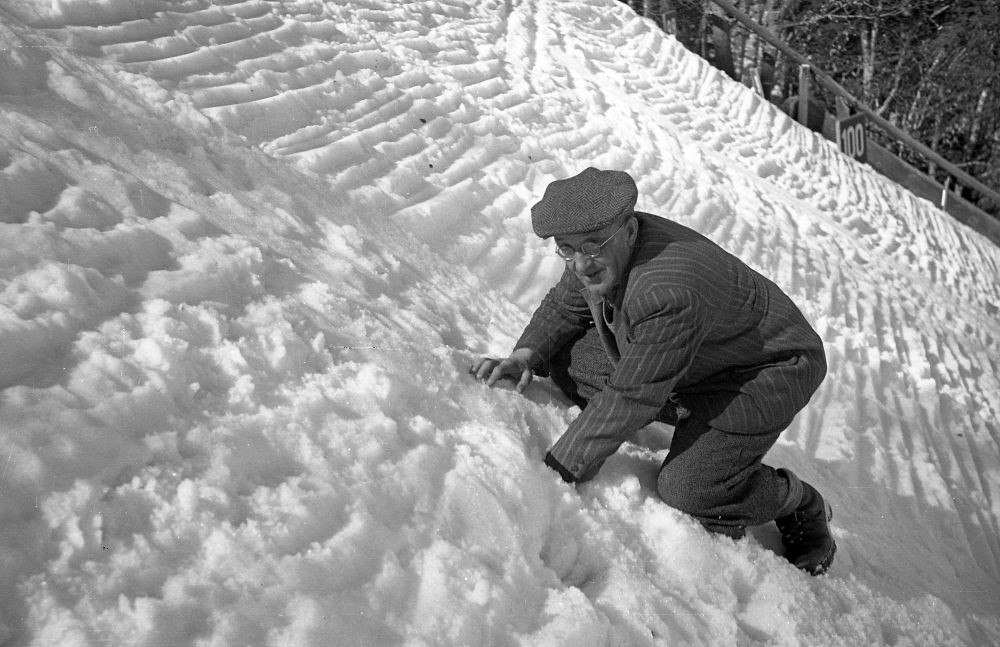 Stanko Bloudek v snegu.