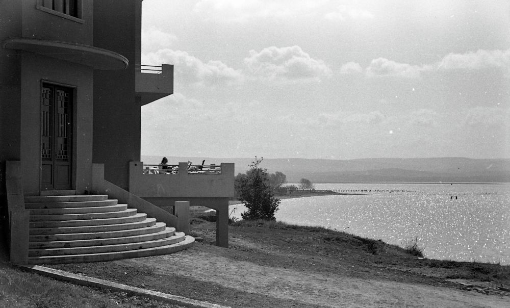 Bolnišnica z morjem v ozadju. 