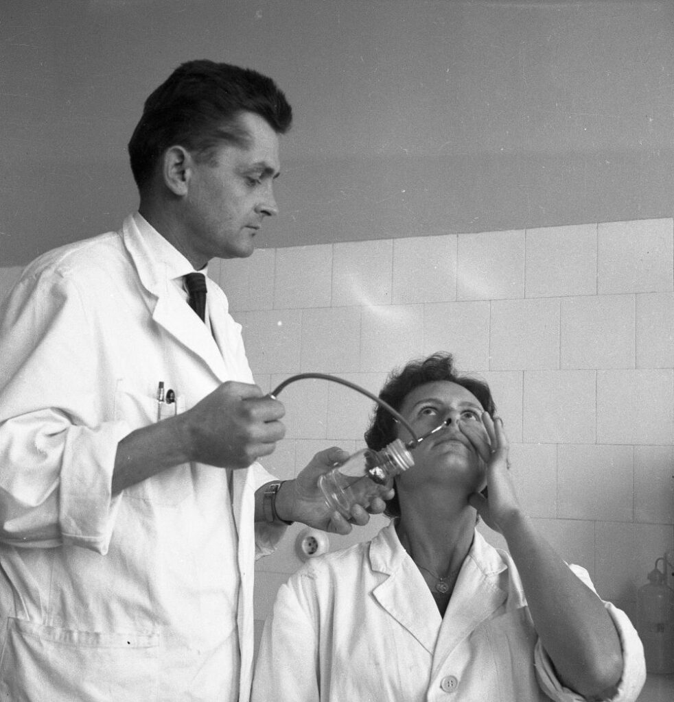 Zdravstveno osebje med cepljenjem.