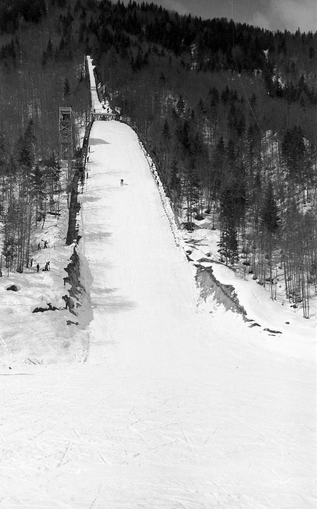 Pogled na skakalnico od spodaj navzgor.