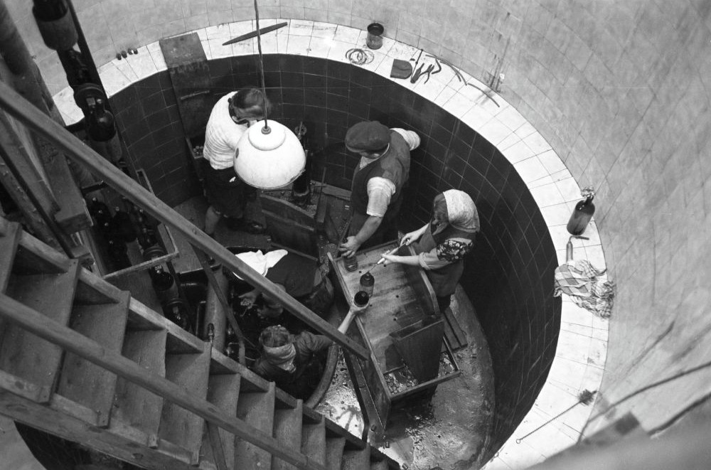 Pogled navzdol v polnilnico.