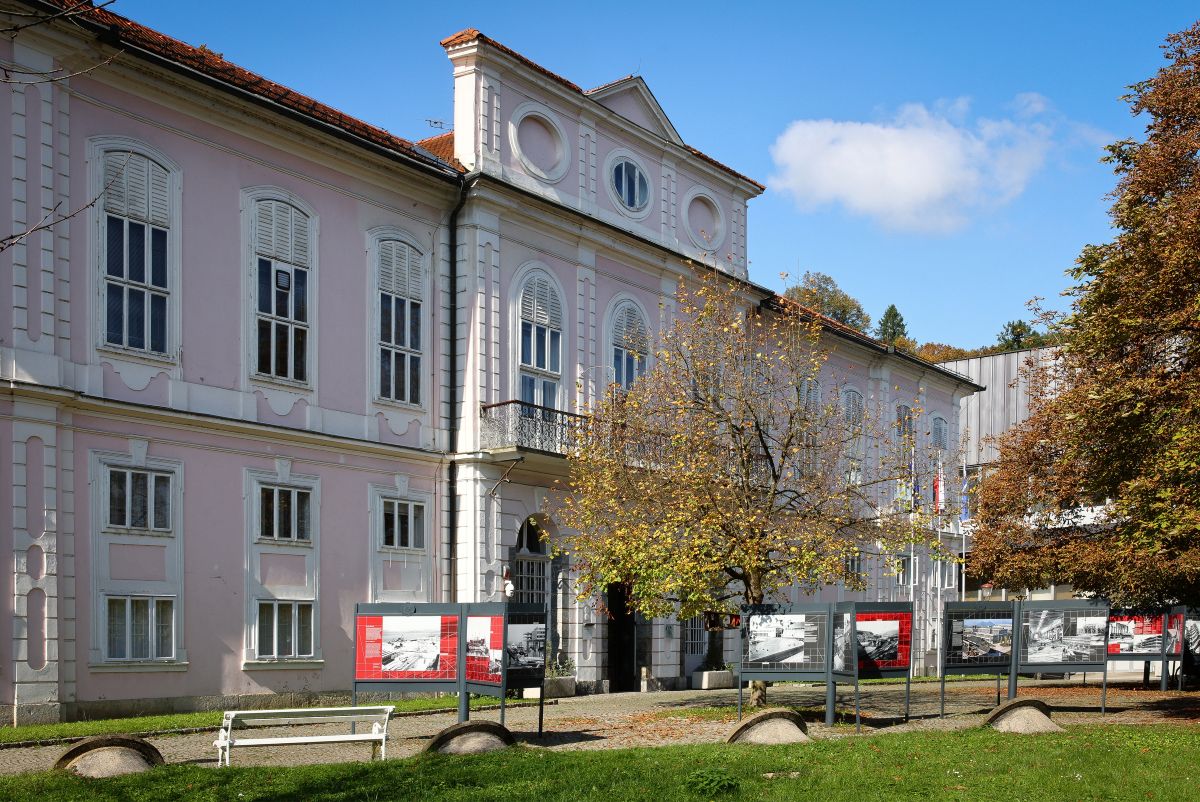 Razstava pred muzejem.