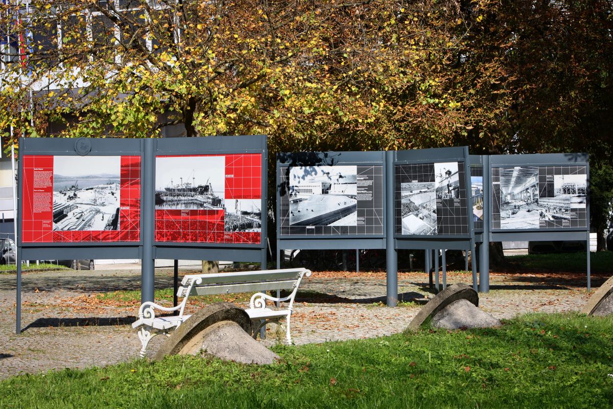 Razstava pred muzejem.