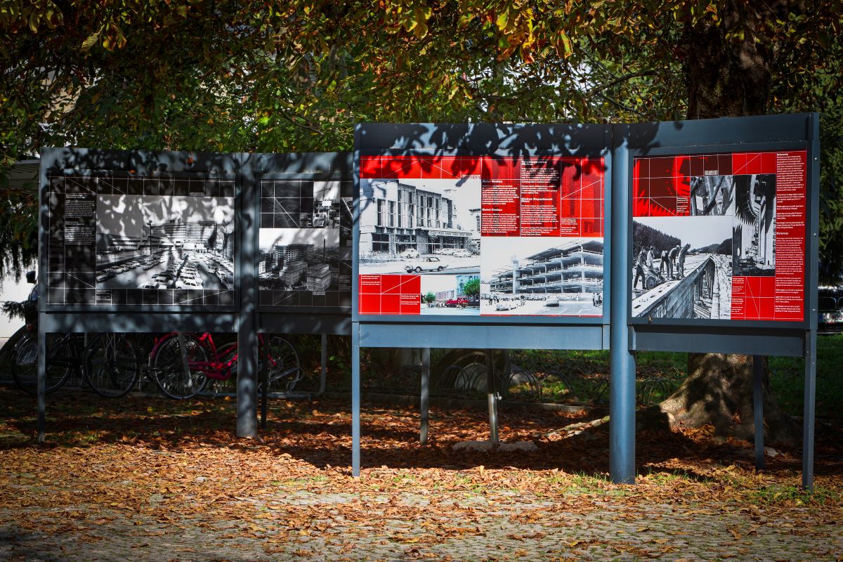 Razstava pred muzejem.