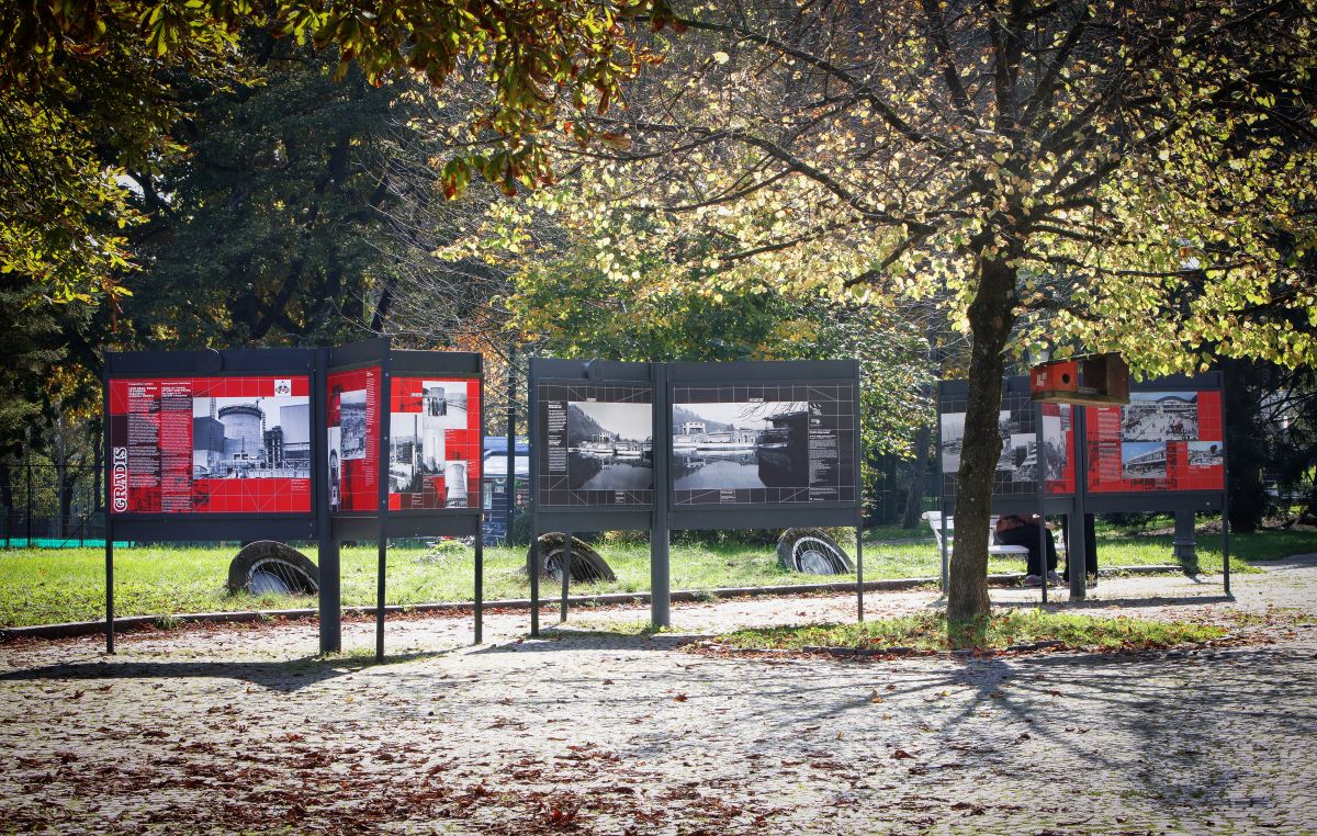 Razstava pred muzejem.